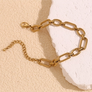 Détail d'un bracelet à maillons trombone plaqué or 14K avec fermoir mousqueton