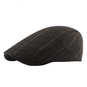 Détail de la casquette gavroche marron foncé à chevrons avec des rayures blanches
