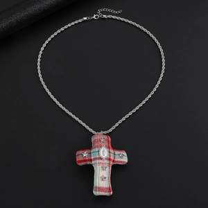Détail du collier croix gothique avec tissu à carreaux et pendentifs d'étoiles en métal