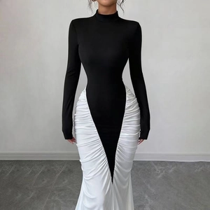 Détail d'une robe moulante avec contraste noir et blanc et textures froncées sur les côtés