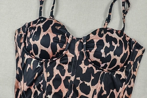 Detail eines Korsett-Tops mit Leopardenmuster, verstellbaren Trägern und Satin-Finish