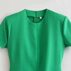 Robe sans manches à col rond vert vif avec une texture de tissu de haute qualité