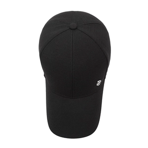 Berretto da baseball nero minimalista con visiera lunga e logo argento, vista dall'alto