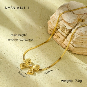 Dettaglio della collana a fiocco dorato con cristallo e dimensioni tecniche del pezzo
