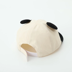 Détail de la sangle réglable et oreilles de panda sur casquette bébé crème