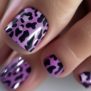 Glossy leopard print press-on toe nails in purple and black for a bold fashion look