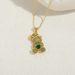 Collier de luxe en or avec un pendentif ours à couronne serti de zircons verts