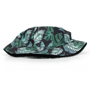 Détail de l'imprimé feuilles de monstera et palmier sur un chapeau bob noir d'extérieur