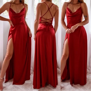 Longue robe élégante en satin rouge avec dos nu, bretelles fines et fente haute