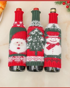 Dettaglio di copribottiglie di vino natalizi in maglia con Babbo Natale e alberello