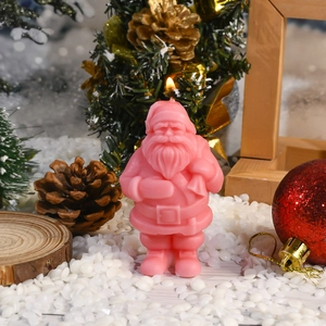 Rosa Weihnachtsmann-Kerze mit Bartstruktur in einer gemütlichen Weihnachtsszenerie