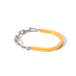 Détail macro du bracelet bicolore or et argent avec maillons en U et fini métallique