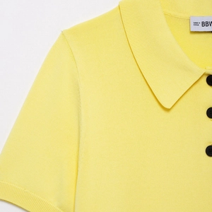 Polo da donna in maglia gialla con colletto a coste e bottoni neri a contrasto