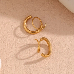 Détail de boucles d'oreilles minimalistes en acier inoxydable plaqué or 18 carats