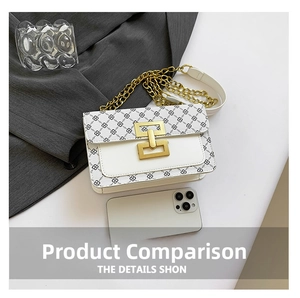 Vue détaillée du sac blanc avec motifs de trèfle noir et fermoir doré en métal