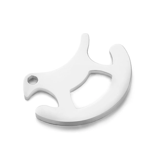 Pendentif cheval à bascule en acier inoxydable argenté poli sur un fond blanc pur