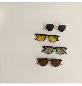 Détails de lunettes de soleil vintage pour enfants en ivoire, noir et motifs écailles