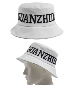Détail d'un bob en coton blanc avec broderie GUANZHI noire et vue du profil latéral