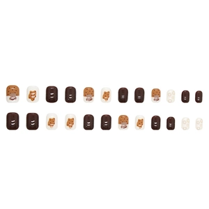 Détail de 24 faux ongles carrés courts avec motifs d'ours et biscuits couleur marron