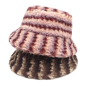 Gestreifte Damen-Fischerhüte aus Kunstpelz in Rosa und Braun für den Winter