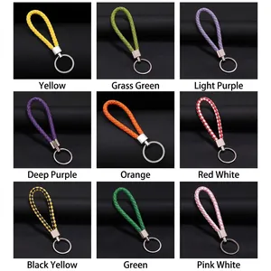 Nove portachiavi colorati in pelle intrecciata con anelli in argento in griglia 3x3