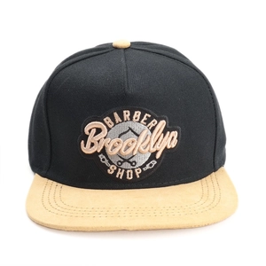 Détail de la broderie Brooklyn Barber Shop sur casquette snapback bicolore