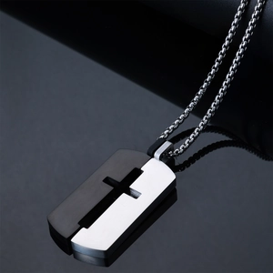 Pendentif croix bicolore noir et argent en acier inoxydable avec finition brossée