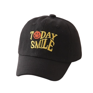 Nahaufnahme der schwarzen Baumwoll-Baseballkappe mit gelber Today Smile Stickerei