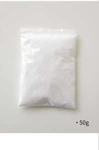 Détail d'un sachet de 50g de poudre de neige artificielle blanche pour décor de Noël