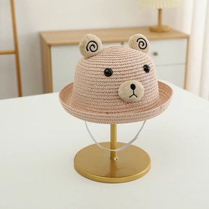 Détail du chapeau de paille pour enfants avec oreilles d'ours et texture tissée