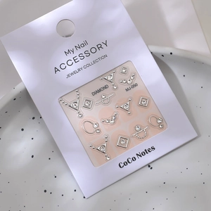 Bijoux à ongles géométriques argentés avec cristaux sur carte d'emballage MJ-050
