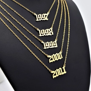 Colliers d'année de naissance en acier doré 18K avec pendentifs gothiques 1997-2001