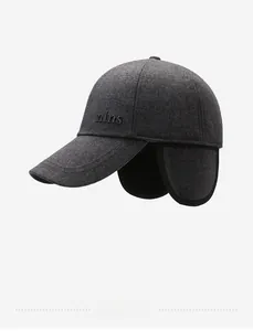Vue latérale d'une casquette d'hiver gris foncé avec protège-oreilles et broderie