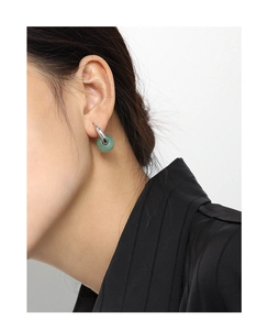 Detalle de pendientes de aro en plata S925 con colgante circular de jade verde natural
