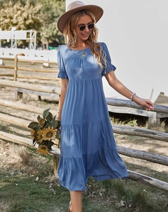 Détail de la robe midi bleue à volants avec une coupe ample et un style décontracté