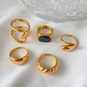 Set van 5 minimalistische vergulde ringen in diverse getextureerde en hippe ontwerpen