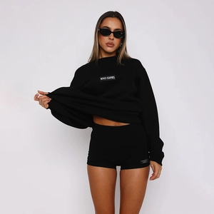 Ensemble noir pour femme avec sweat-shirt à col rond et short ajusté taille haute