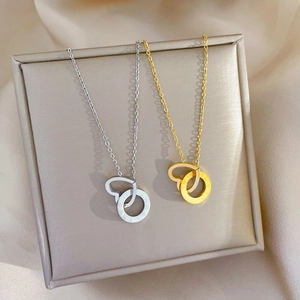 Collana in acciaio al titanio con anelli a cuore e numeri romani intrecciati oro e argento