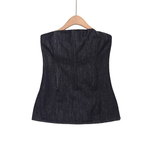 Dunkelblaues Jeans-Bustier-Top im Off-Shoulder-Design hängend an einem Kleiderbügel
