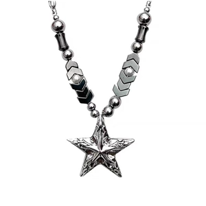 Gros plan du collier étoile argentée avec perles noires et blanches style Y2K