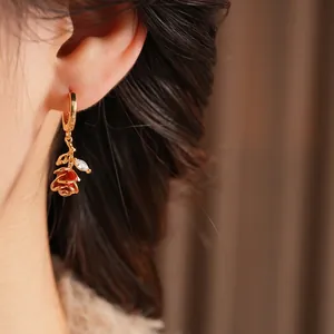 Boucles d'oreilles rose vintage dorées avec pétales en émail rouge et pierre zircon