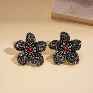 Detailansicht der Vintage Blumen-Ohrstecker mit schwarzen Kristallen und rotem Mittelstein