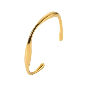 Vista dettagliata del bracciale a polsino dorato lucido dal design moderno e minimal