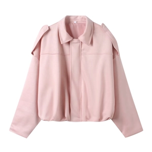 Veste bomber pour femme en similicuir rose avec col à revers et pattes d'épaule sur blanc