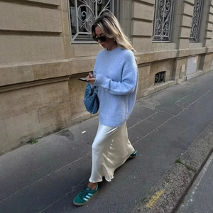 Jupe longue blanche élégante à taille haute avec un pull en maille bleu clair femme