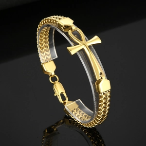 Makroansicht des goldenen Ankh-Kreuz-Armbandes mit markanter doppelter Flechtkette