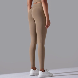 Detailansicht der khakifarbenen nahtlosen Yoga-Hose mit hohem Bund und Push-Up-Effekt