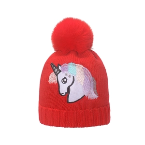 Berretto invernale rosso in maglia con pompon e ricamo a unicorno colorato sul bordo