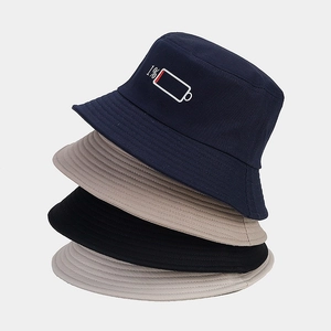Bobs brodés avec batterie 1% disponibles en bleu marine, kaki, noir et gris