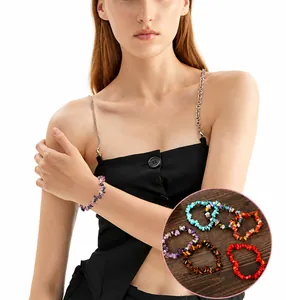 Detailaufnahme des mehrfarbigen Naturstein-Armbands mit elastischem Band und Perlen